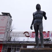 Statuia lui Ivan Patzaichin, amplastă chiar în fața stadionului din șoseaua Ștefan cel Mare / FOTO: Andrei Furnigă (GSP)