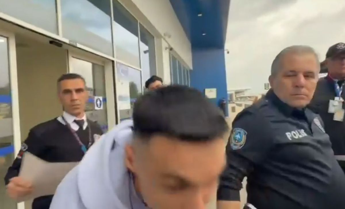 Scandal la plecarea lui Șut din Antalya! Ce a apucat să spună fotbalistul, în timp ce un reporter român era bruscat de polițiști