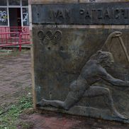 Statuia lui Ivan Patzaichin, amplastă chiar în fața stadionului din șoseaua Ștefan cel Mare / FOTO: Andrei Furnigă (GSP)