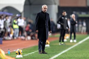 Mourinho a dat de pământ cu jucătorii. Fanii sunt indignați: „După hotel, construiți un bordel!”