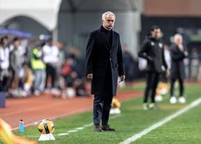 Mourinho a dat de pământ cu jucătorii! Fanii sunt indignați: „După hotel, construiți un bordel!”