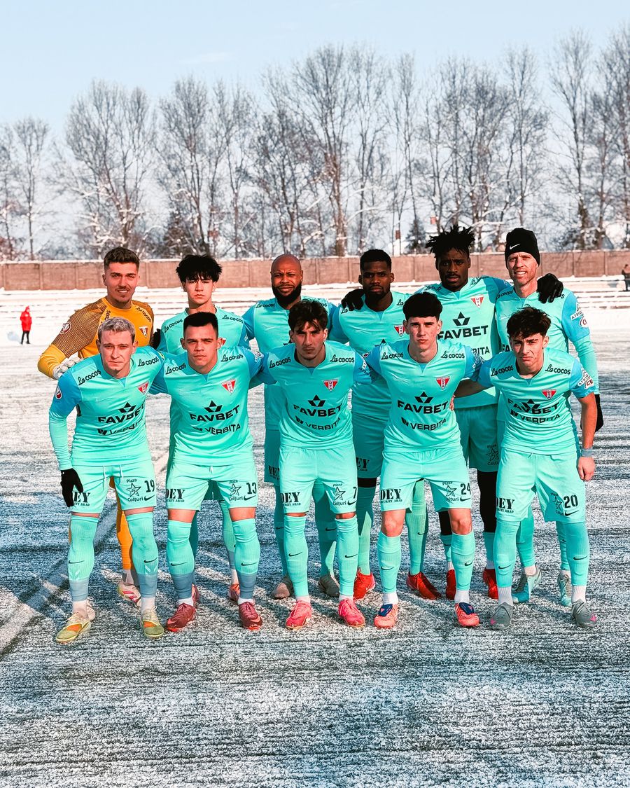 UTA Arad, victorie pe un teren înzăpezit în Ungaria, în primul amical din 2026 // FOTO: Facebook @UTA Arad Victorie în zăpada din Ungaria pentru UTA Arad în primul amical al iernii