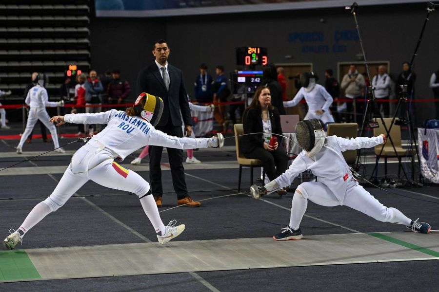 Fete cu mască de oțel: cum se trăiește adolescența printre arme și asalturi