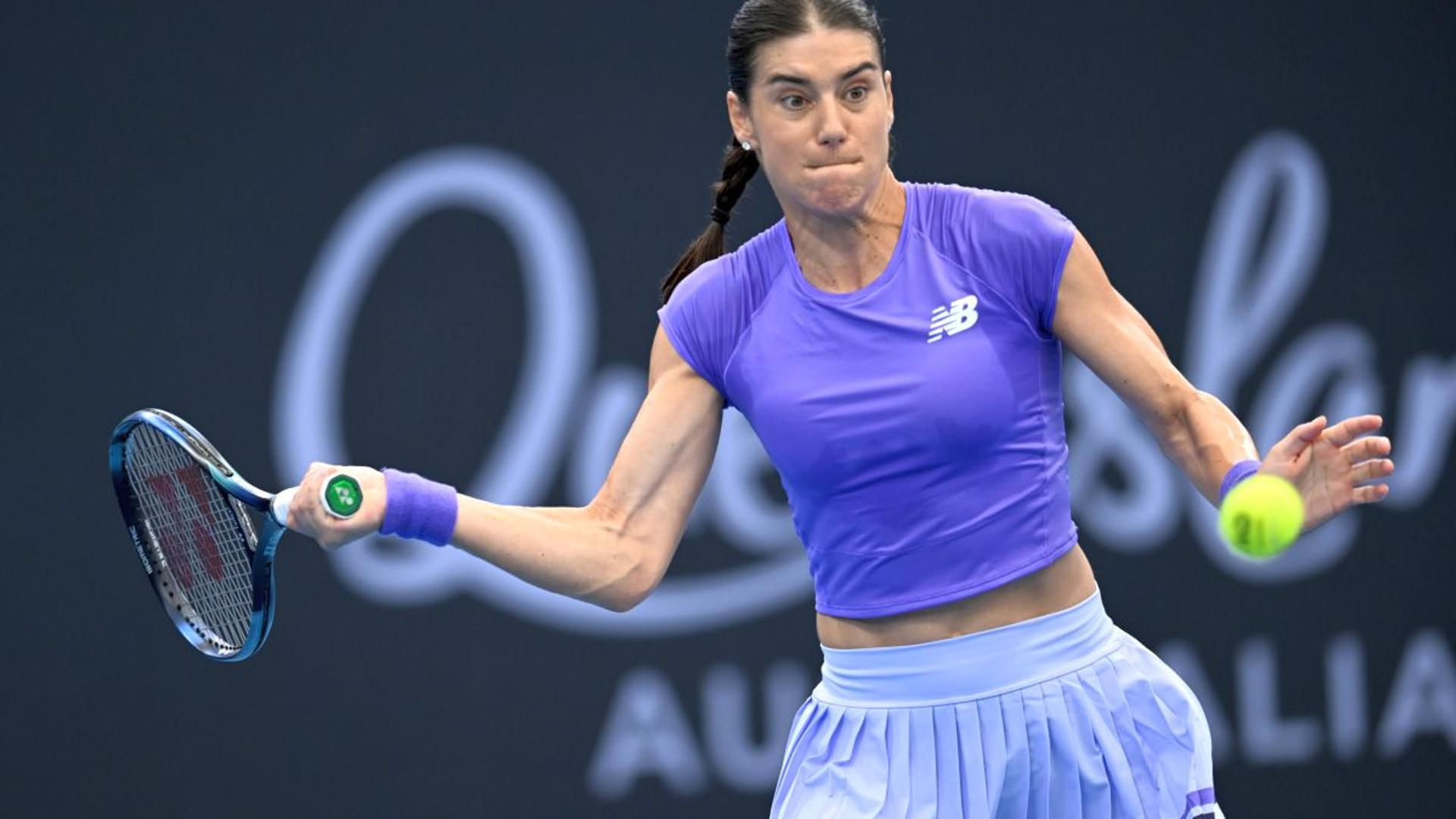 Sorana Cîrstea în acțiune la Australian Open, lovind mingea în setul decisiv al unui meci tenis tensionat cu Eva Lys. | sursa foto: Gazeta Sporturilor
