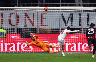 Scene incredibile în AC Milan - Genoa: Nicolae Stanciu a avut victoria în gheată, dar a bătut LAMENTABIL penalty-ul din minutul 90+9!