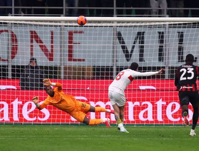 Scene incredibile în AC Milan - Genoa: Nicolae Stanciu a avut victoria în gheată, dar a bătut LAMENTABIL penalty-ul din minutul 90+9!