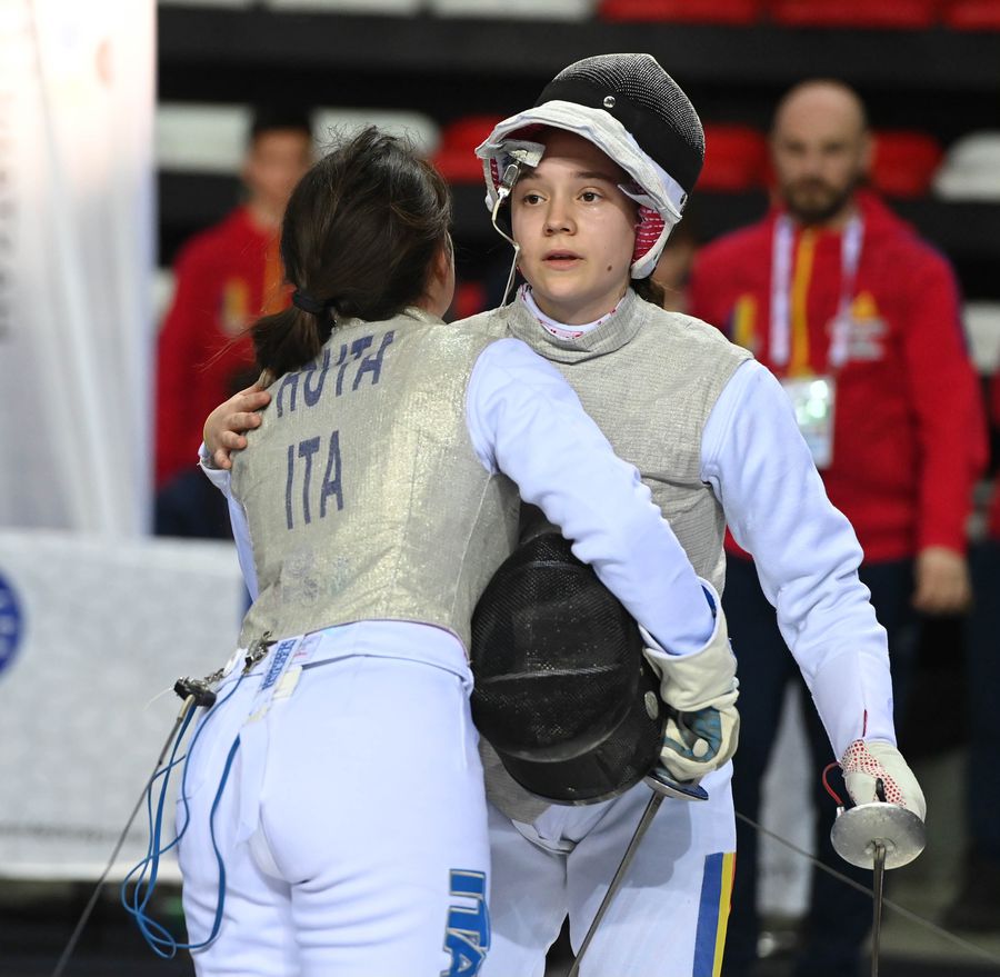 Fete cu mască de oțel: cum se trăiește adolescența printre arme și asalturi