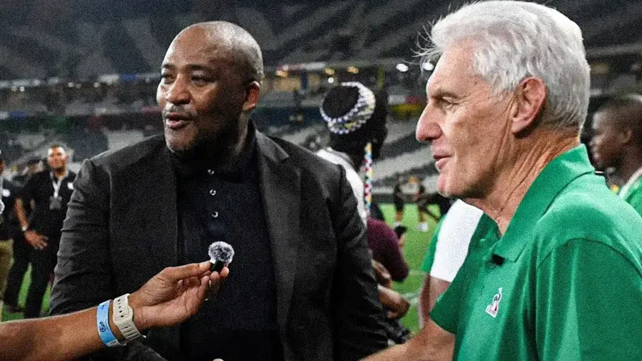 Gayton McKenzie și Hugo Broos / foto: X @dmsportma Oficialul Africii de Sud intervine în scandalul organizării Cupei Africii: „Este inacceptabil”
