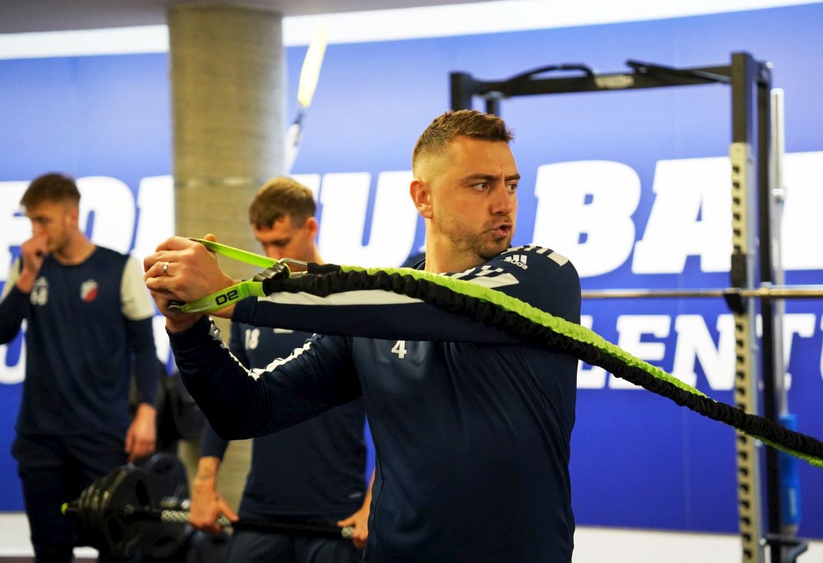 „Vrem condiții normale! Ne plouă în vestiar!” » Jucătorii revelației din Superligă, atac brutal: „E rușinos! Nu cerem foarte mult”