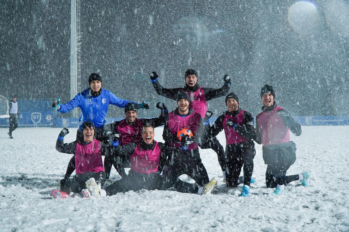 În așteptarea transferurilor, Farul a fost prinsă de ninsoare » Imagini din cantonament