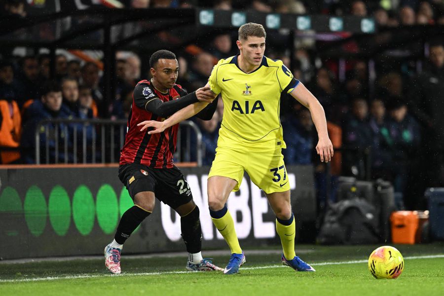 Drăgușin poate scăpa de un rival » Fundașul lui Tottenham e dorit la Barcelona