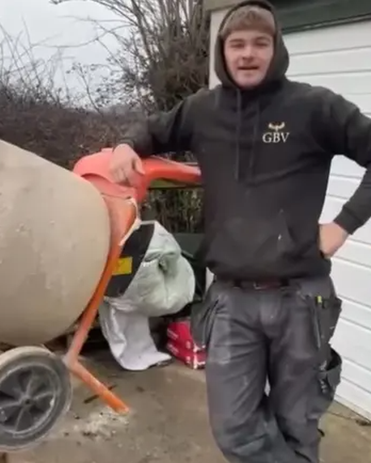 Charlie Manby, noua revelație din darts, s-a întors pe șantier