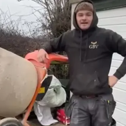 Charlie Manby, revelația din darts, s-a întros pe șantier / foto: instagram @charliechampagnemanbydarts