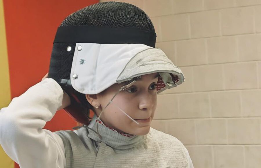 Fete cu mască de oțel: cum se trăiește adolescența printre arme și asalturi