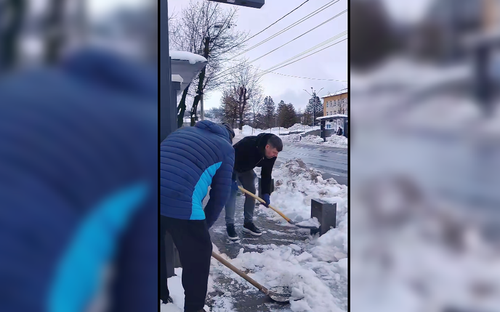 VIDEO Imagini rare! Președintele liderului din Liga 2 a scos lopata și a venit la deszăpezit cu antrenorul și căpitanul