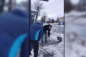 Imagini rare! Președintele liderului a scos lopata și a venit la deszăpezit cu antrenorul și căpitanul