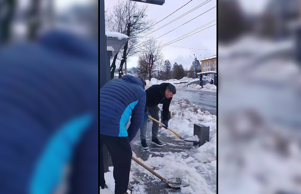 Imagini rare! Președintele liderului din Liga 2 a scos lopata și a venit la deszăpezit cu antrenorul și căpitanul