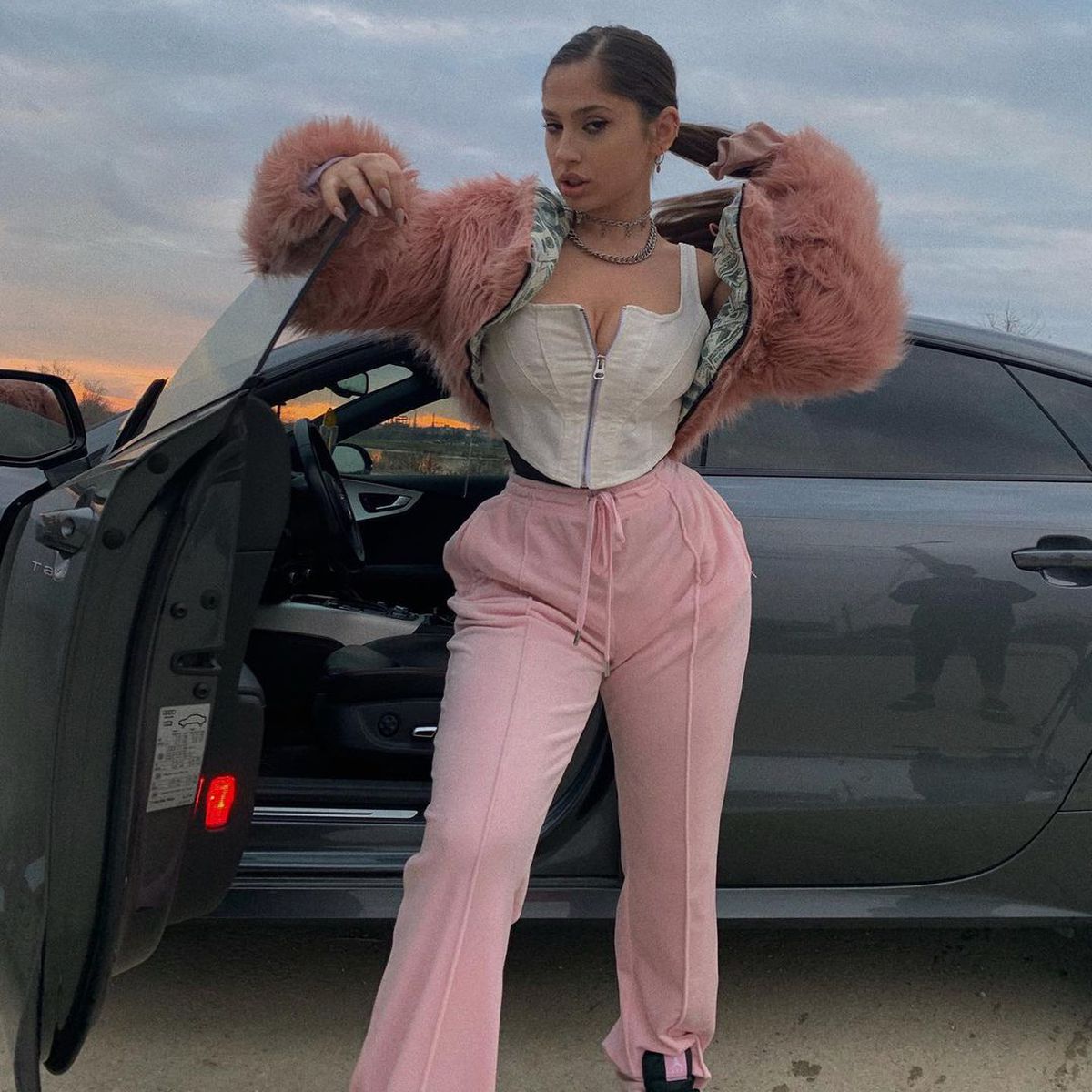 FCSB. FOTO Ioana Timofeciuc, iubita lui Florinel Coman, poze „agresive” pe Instagram: „De ce arăți semne obscene?”