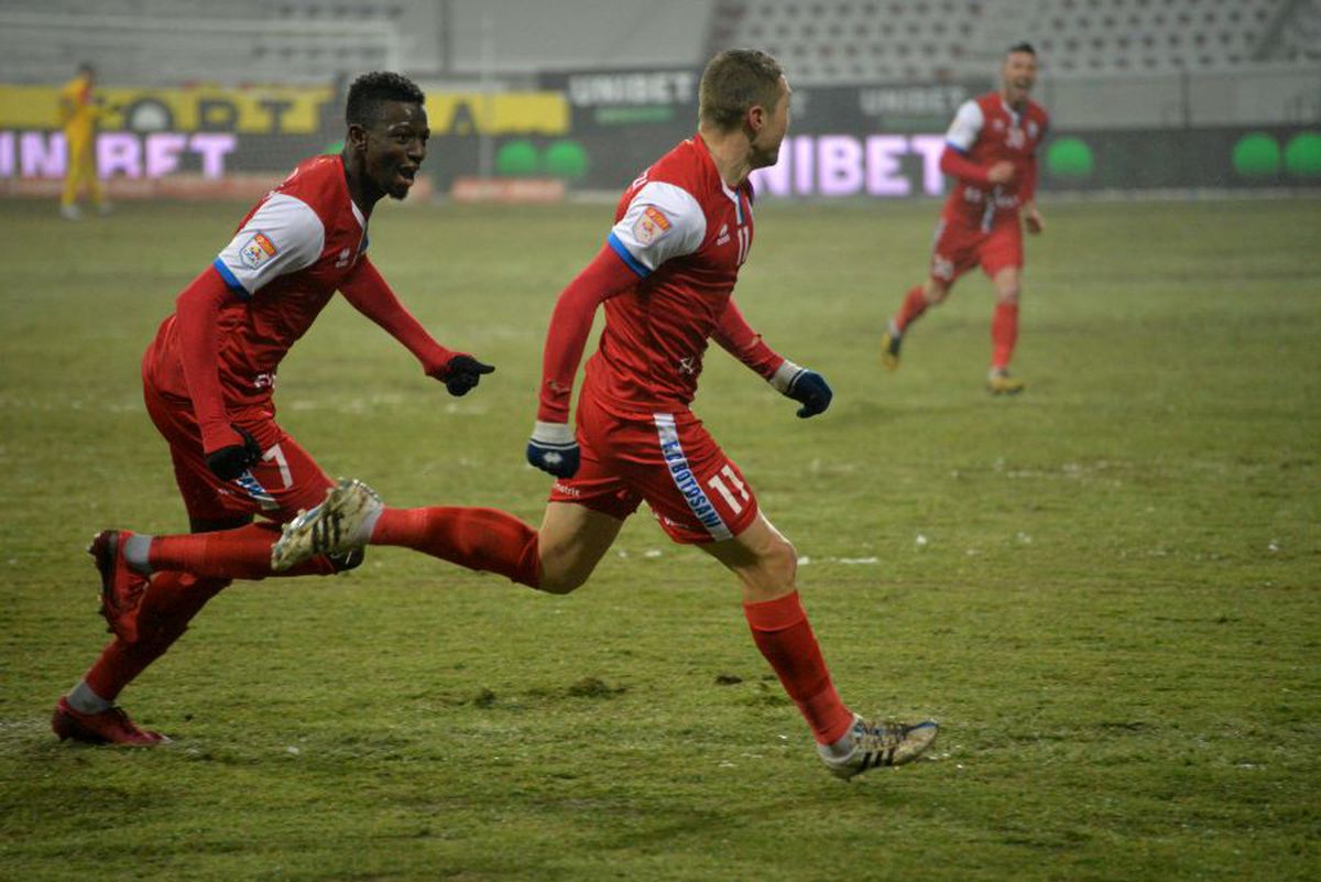 FC Botoșani - CFR Cluj 2-1. FOTO+VIDEO Campioana ratează șansa de a trece peste FCSB » Prima înfrângere pentru Iordănescu! Clasamentul actualizat