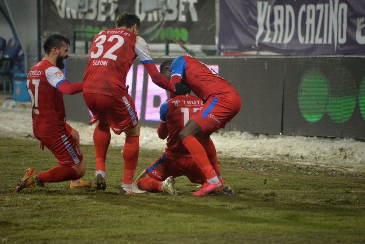 FC Botoșani - CFR Cluj 2-1. FOTO+VIDEO Campioana ratează șansa de a trece peste FCSB » Prima înfrângere pentru Iordănescu! Clasamentul actualizat