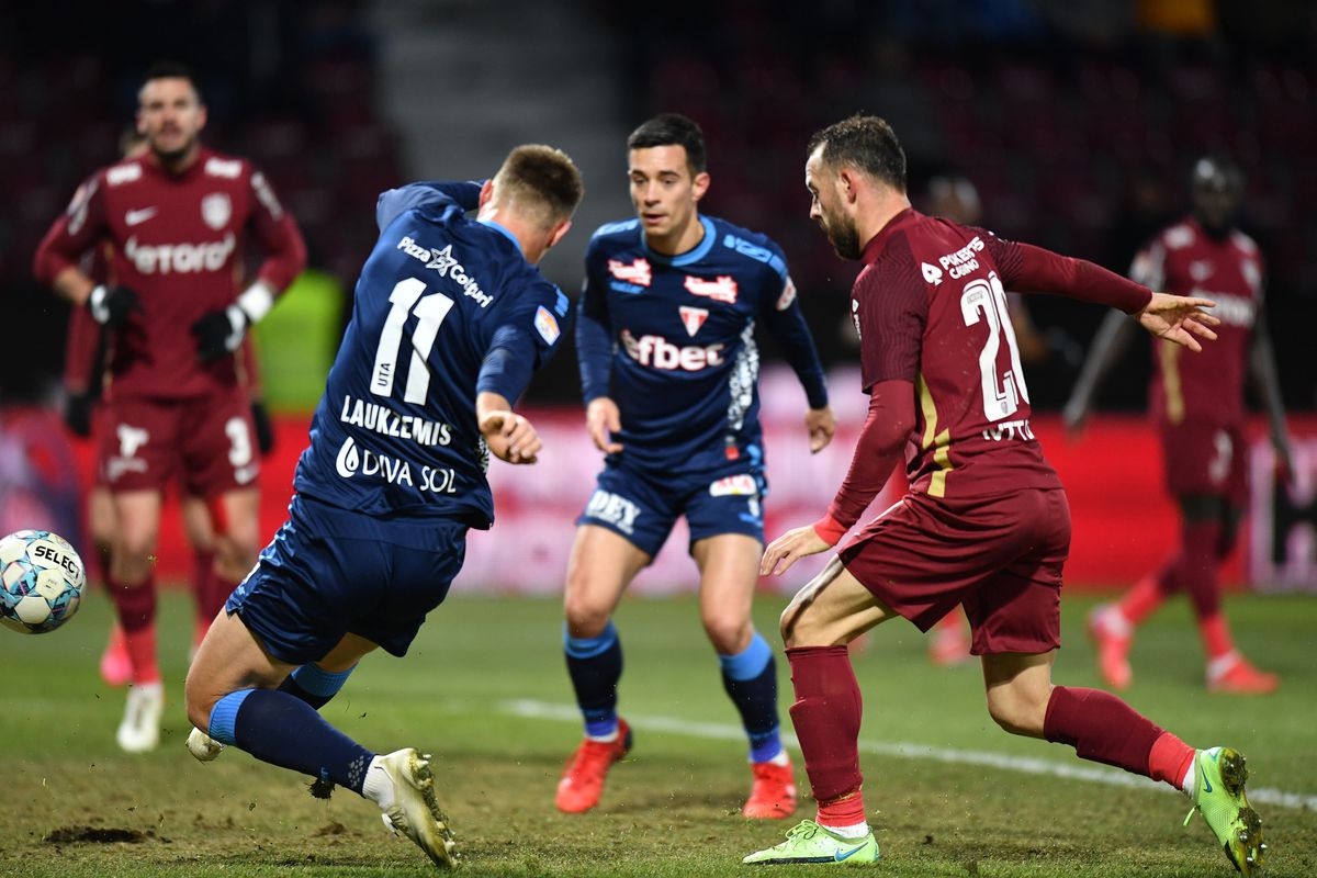 CFR Cluj a cerut penalty în începutul reprizei secunde » Sorin Costreie a lăsat jocul să curgă