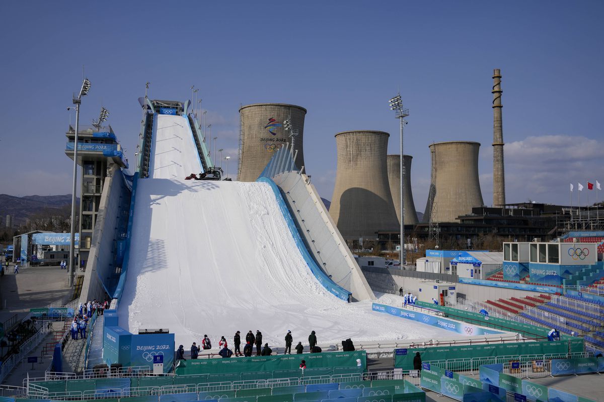 „Sincer, ce căutăm noi aici?” » Pârtie de schi în combinatul siderurgic: imaginile de la Beijing care au făcut înconjurul internetului