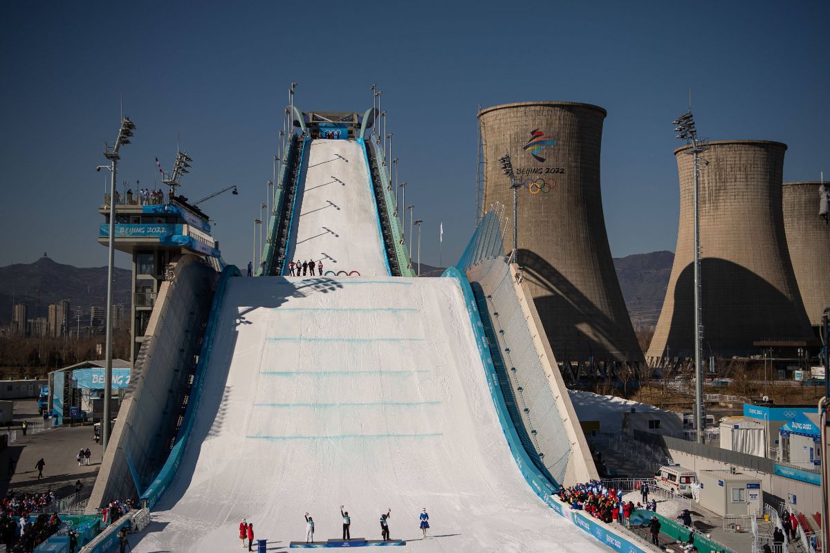 „Sincer, ce căutăm noi aici?” » Pârtie de schi în combinatul siderurgic: imaginile de la Beijing care au făcut înconjurul internetului