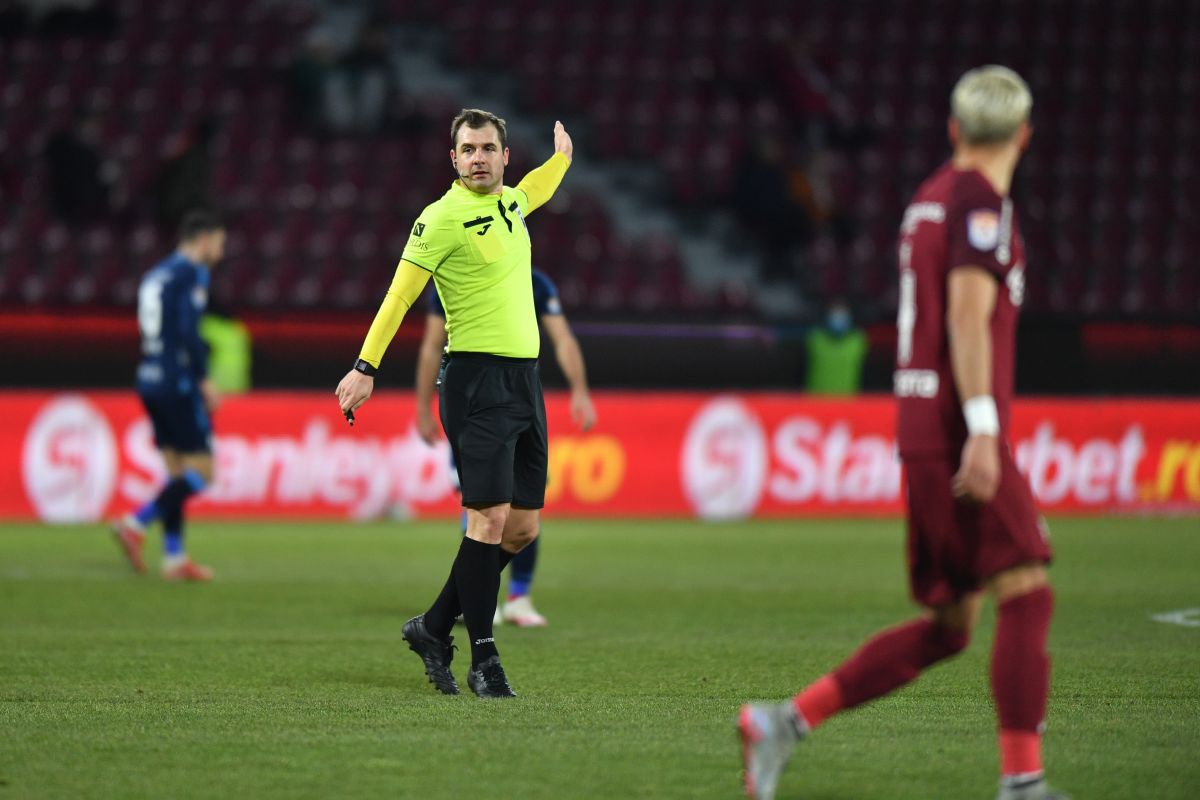 CFR Cluj a cerut penalty în începutul reprizei secunde » Sorin Costreie a lăsat jocul să curgă