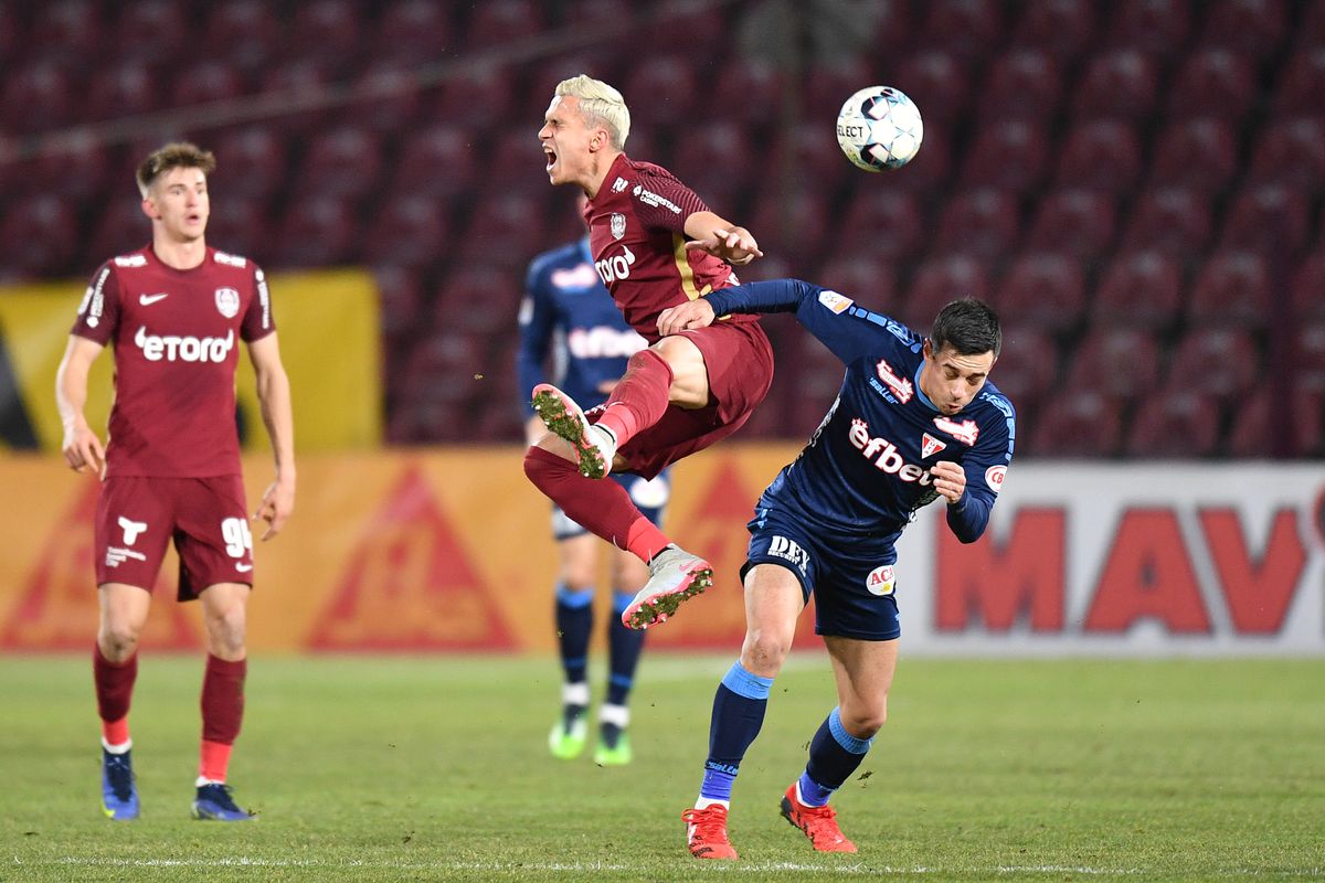 CFR Cluj a cerut penalty în începutul reprizei secunde » Sorin Costreie a lăsat jocul să curgă