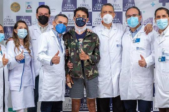 Egan Bernal s-a fotografiat alături de personalul medical de la clinica Universidad de la Sabana, unde a fost operat și îngrijit FOTO Imago Images