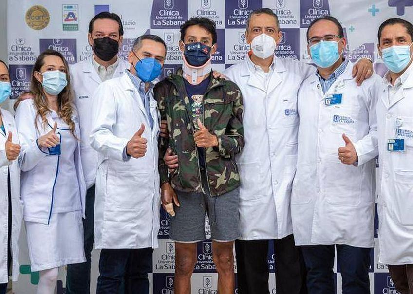 Egan Bernal s-a fotografiat alături de personalul medical de la clinica Universidad de la Sabana, unde a fost operat și îngrijit FOTO Imago Images