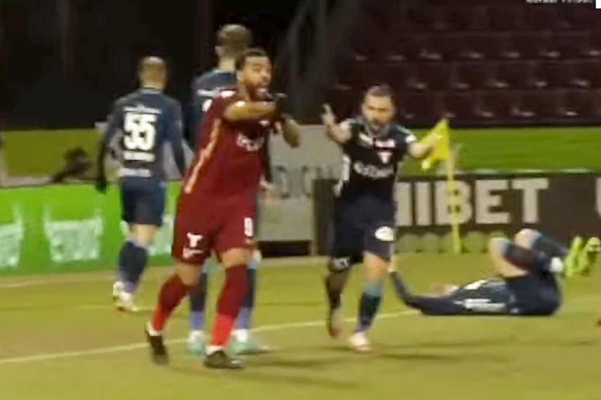 CFR Cluj a cerut penalty în începutul reprizei secunde » Sorin Costreie a lăsat jocul să curgă
