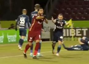 CFR Cluj a cerut penalty în începutul reprizei secunde » Sorin Costreie a lăsat jocul să curgă