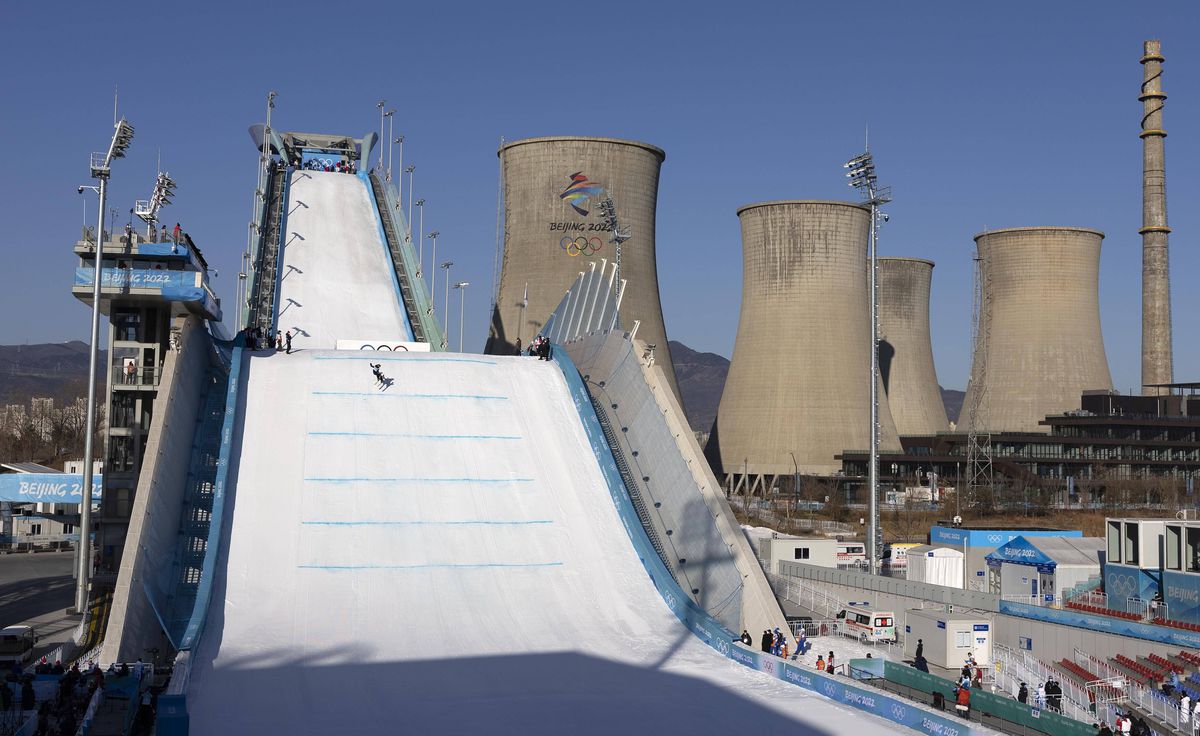 „Sincer, ce căutăm noi aici?” » Pârtie de schi în combinatul siderurgic: imaginile de la Beijing care au făcut înconjurul internetului