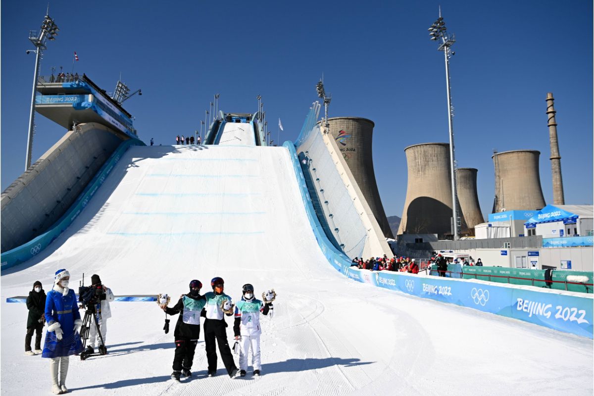 „Sincer, ce căutăm noi aici?” » Pârtie de schi în combinatul siderurgic: imaginile de la Beijing care au făcut înconjurul internetului