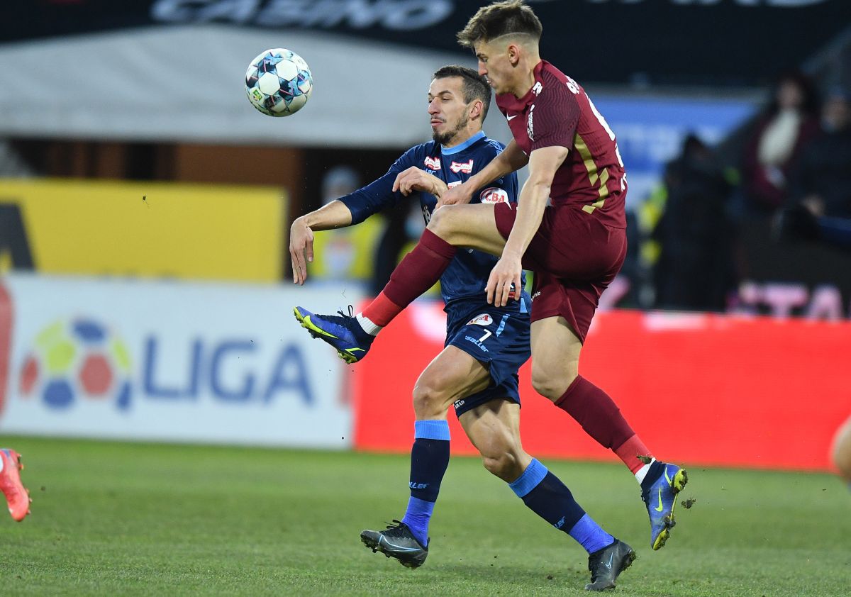 CFR Cluj a cerut penalty în începutul reprizei secunde » Sorin Costreie a lăsat jocul să curgă