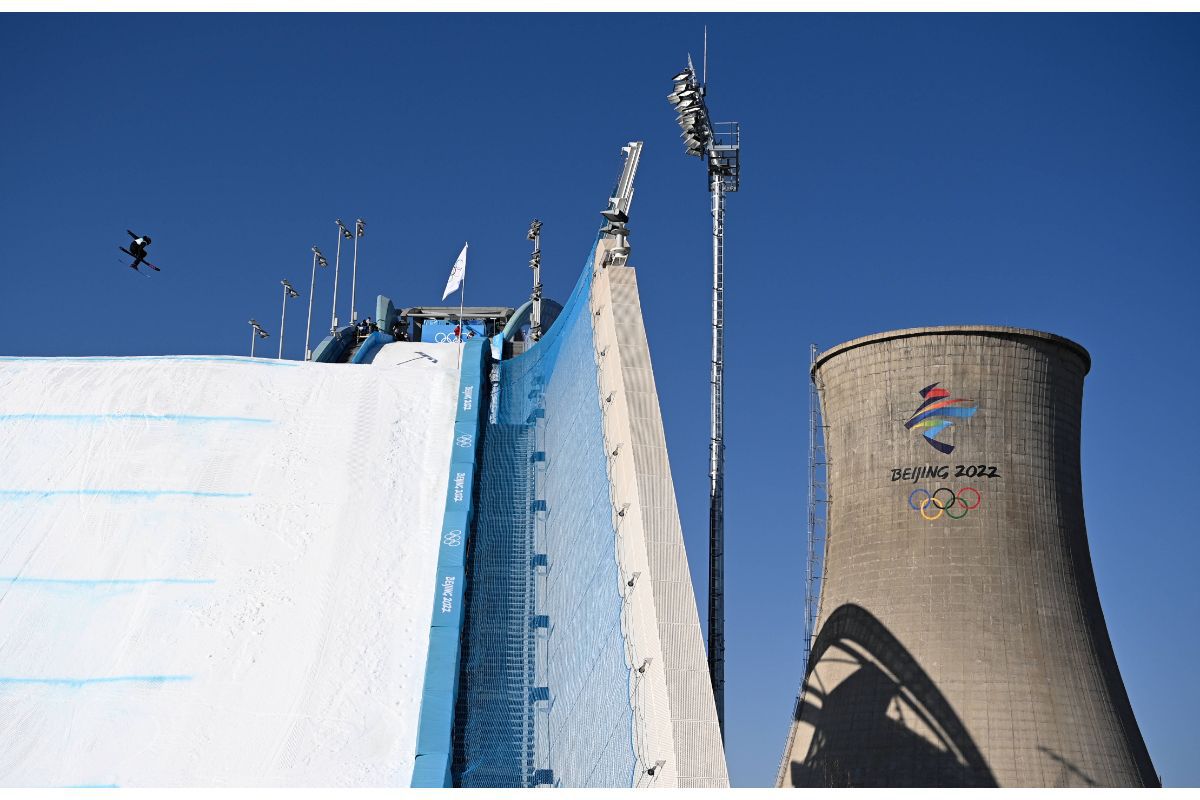 „Sincer, ce căutăm noi aici?” » Pârtie de schi în combinatul siderurgic: imaginile de la Beijing care au făcut înconjurul internetului