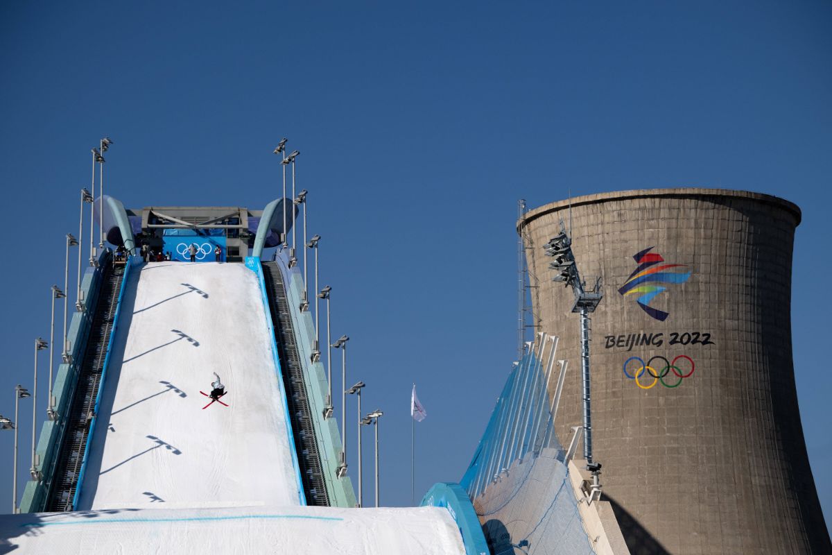 „Sincer, ce căutăm noi aici?” » Pârtie de schi în combinatul siderurgic: imaginile de la Beijing care au făcut înconjurul internetului