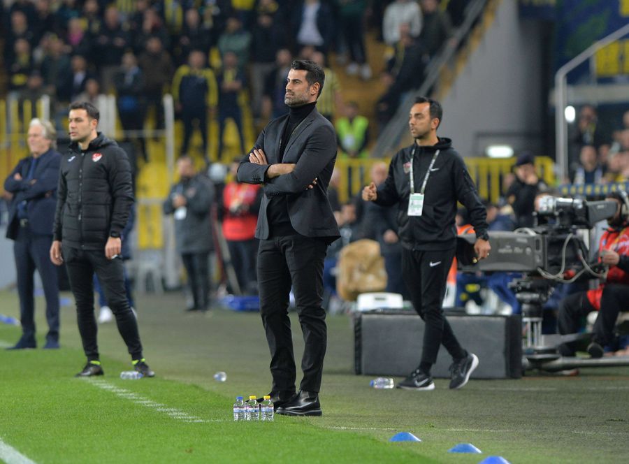 Volkan Demirel, antrenorul lui Hatayspor. Foto: Imago Images Trăiește Christian Atsu? Antrenorul lui Hatayspor șochează: „Nu e în spital! Nu v-aș spune dacă ar fi?”
