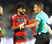 Gabriel Barbosa contestă prestația lui Istvan Kovacs. Foto: Imago Images