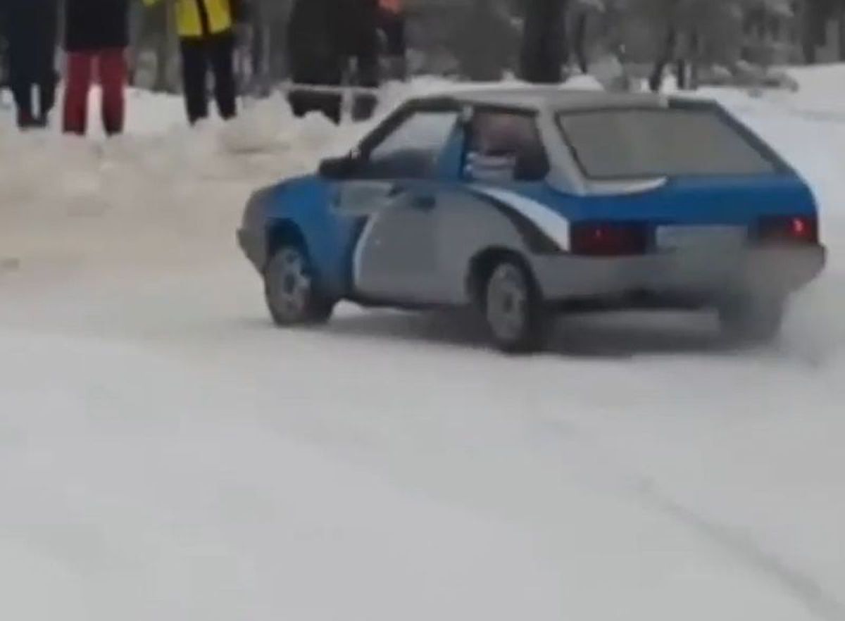 Moment incredibil la un raliu » Un pilot a pierdut controlul mașinii după ce o fană și-a dat bluza jos