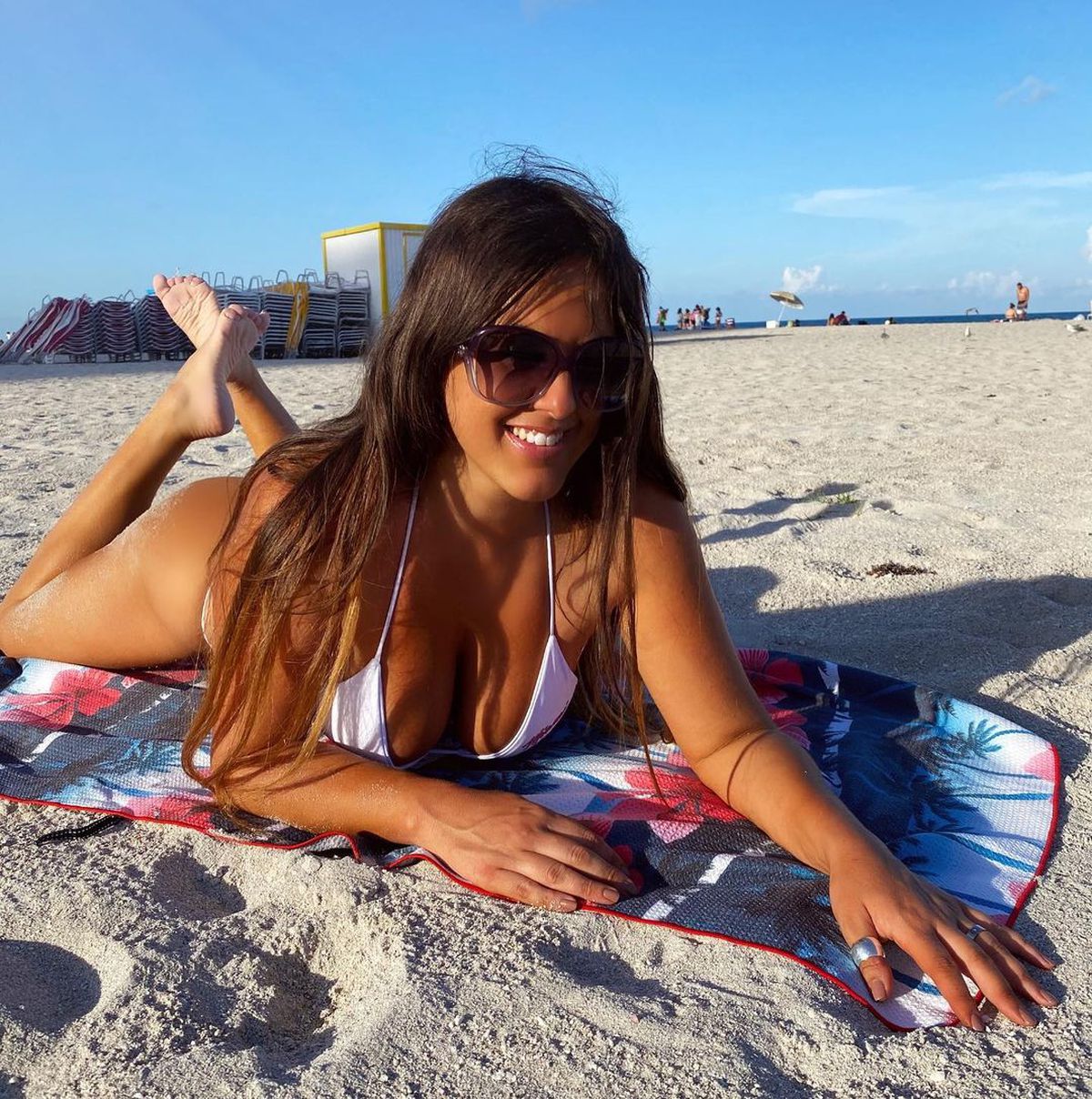 Cea mai sexy arbitră de fotbal a rămas în bikini pe plajele din Miami