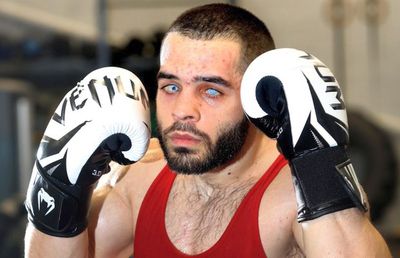 Un boxer miop se pregătește de primul lui meci cu un adversar cu vedere deplină: „Nu iau în calcul să pierd”