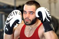 Un boxer miop se pregătește de primul lui meci cu un adversar cu vedere deplină: „Nu iau în calcul să pierd”