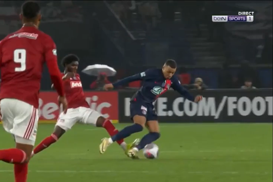 Faultul comis asupra lui Kylian Mbappe de către Lilian Brassier de la Brest, care a văzut al doilea cartonaș galben / Sursa foto: captură de ecran de la Marca