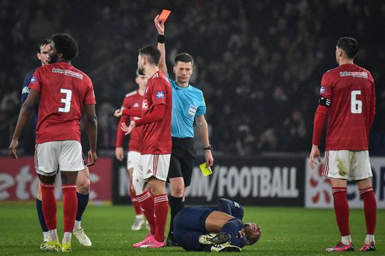 Momentul eliminării lui Lilian Brassier de la Brest în urma faultului comis asupra lui Kylian Mbappe / Sursa foto: Imago Images
