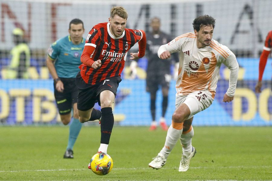 Santiago Gimenez a debutat la Milan cu o pasă decisivă contra Romei, 3-1 în Cupa Italiei, meci în care s-a duelat cu Mats Hummels / Foto: Imago Revenire spectaculoasă pentru sfârșitul carierei » Mats Hummels ar putea fi transferat ca „mercenar” estival!