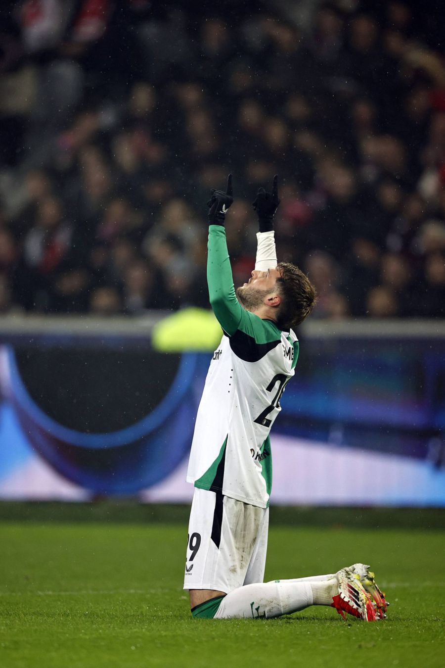 După fiecare gol marcat pentru Feyenoord, Santiago Gimenez se așeza în genunchi pentru a-i mulțumi lui Dumnezeu / Foto: Imago Povestea emoționantă a lui „Bebote”, noul vârf al lui Milan: „Ca prin miracol m-am vindecat. EL mi-a salvat cariera”