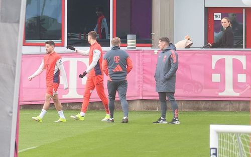 Soția lui Josip Stanisic, cu căruciorul la antrenament (dreapta) / Foto: Bild