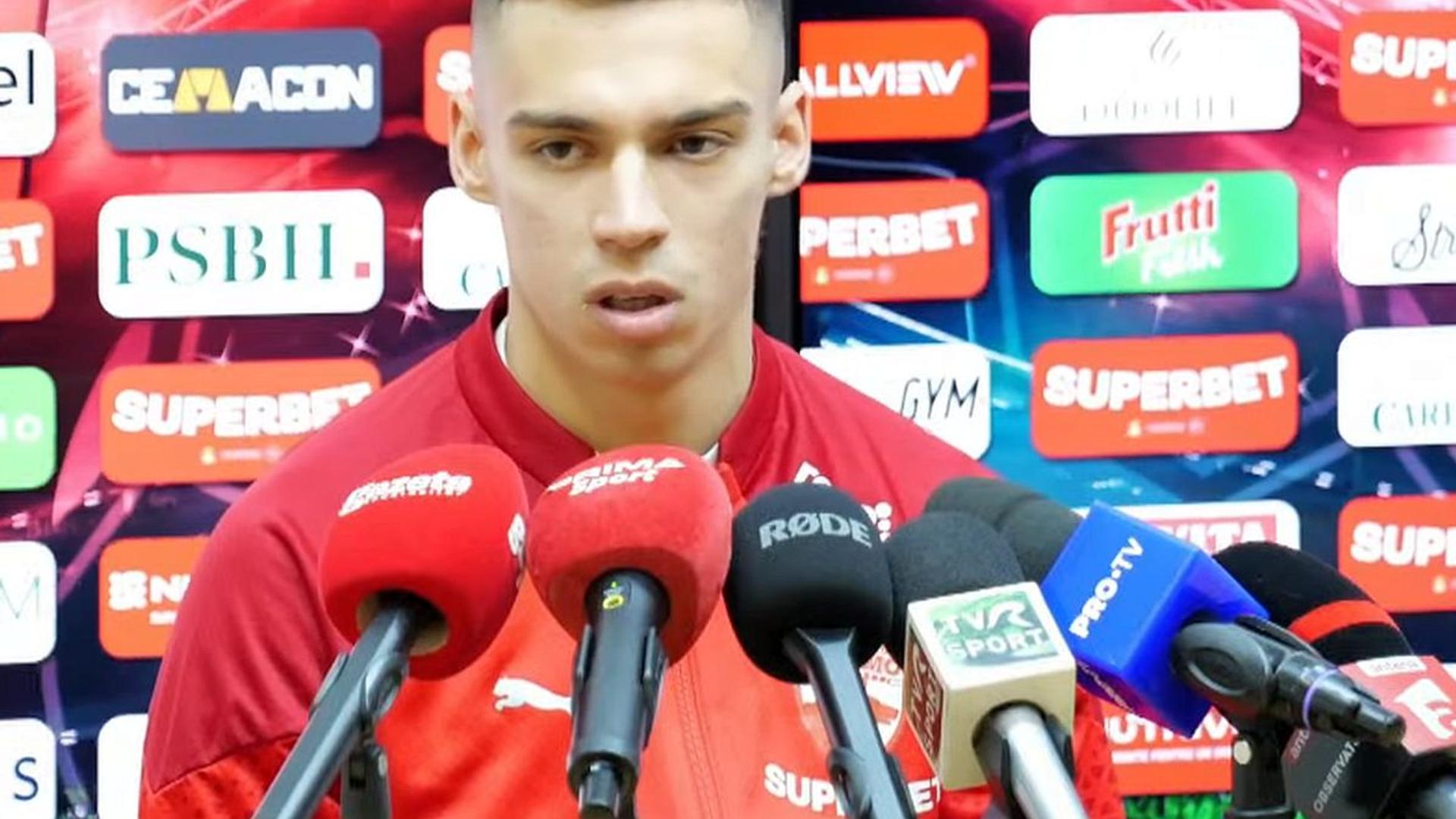 Cătălin Cîrjan semnând prelungirea contractului cu Dinamo în vestiar înainte de meciul Dinamo Craiova, concentrat și hotărât. | sursa foto: Gazeta Sporturilor Cătălin Cîrjan semnând prelungirea contractului cu Dinamo în vestiar înainte de meciul Dinamo Craiova, concentrat și hotărât. | sursa foto: Gazeta Sporturilor